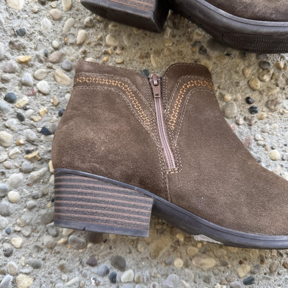 Clarks Collection Ankle Boots Womens 8 Brown Suede Zip Booties Block Heel UK 5.5 - Picture 2 of 8